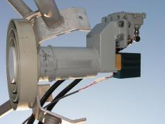 ADL  ASTROTEL RP3  C KU VLNOVOD pohlad z boku na polohovatelnu stupnicu pomeru fD anteny  c5