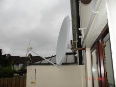 OFFSET 120 cm pohlad z boku na instalovanu antenu v mieste prijmu Dublin na prijem paketu DIGI tv Slovensko c1